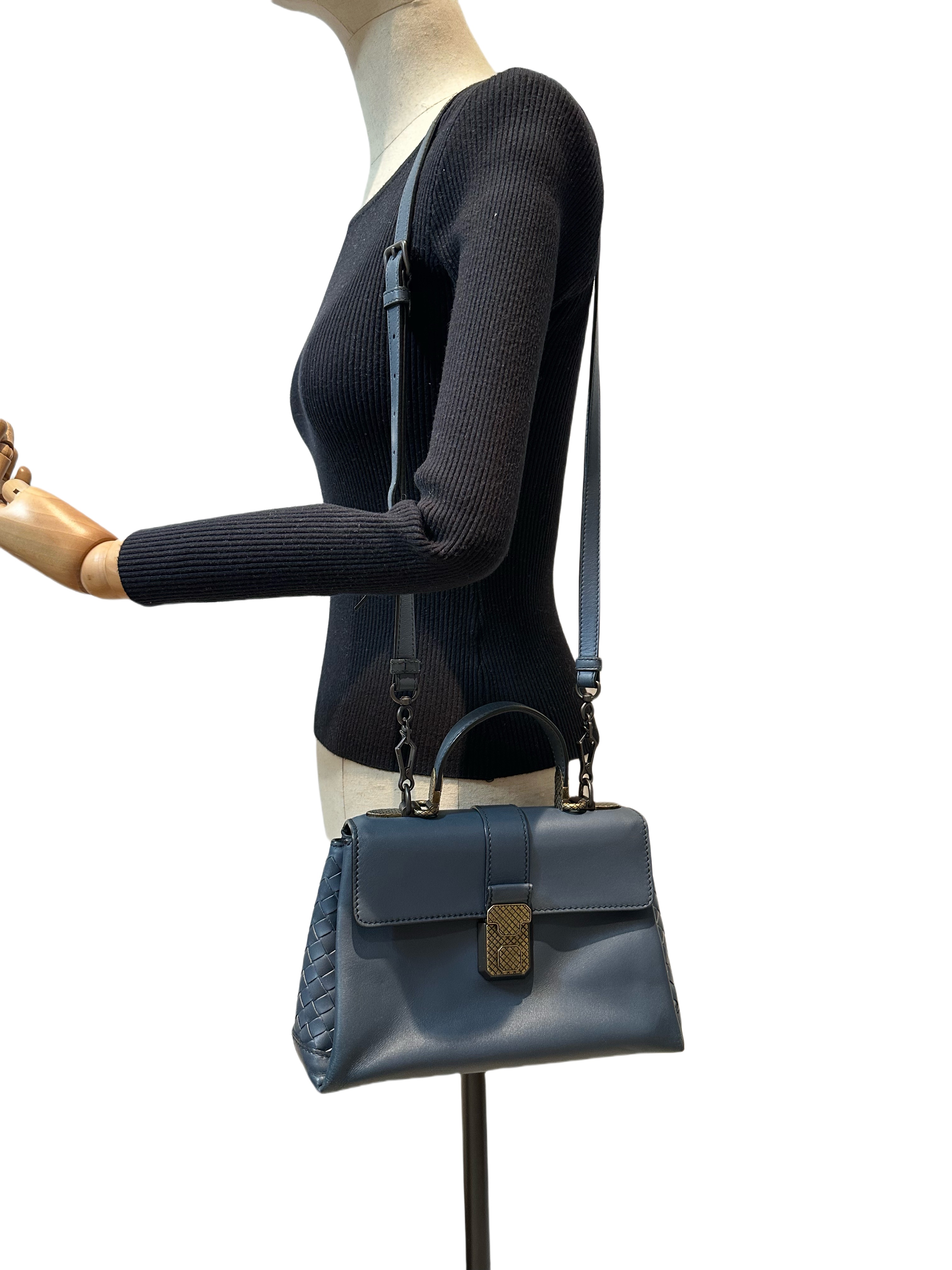 Bottega Veneta Blue Piazza Leather Handbag - Image 15